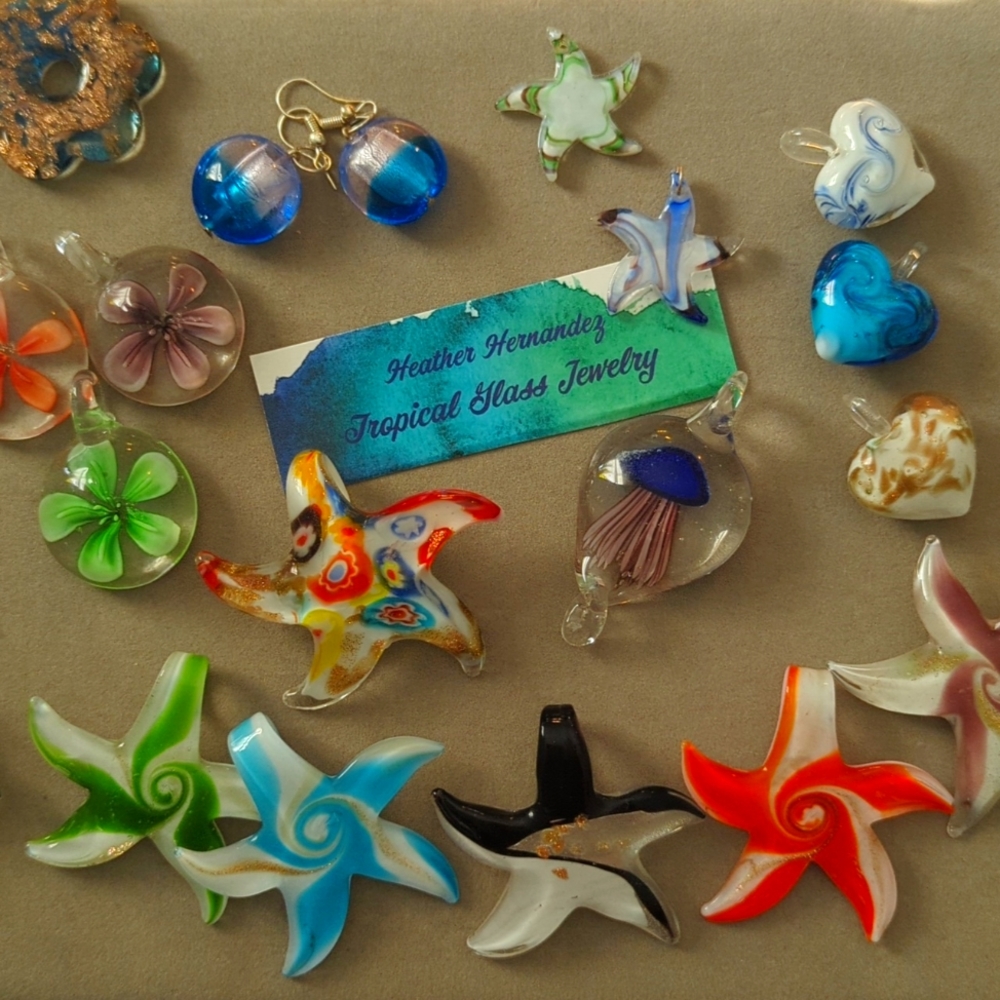 Hi! I'm Heather. I sell beautiful glass jewelry! And nice name brand clothes!💝